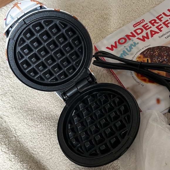 Brand New Dash Wonderful Mini Waffle Maker Gift Set - Picture 6 of 7